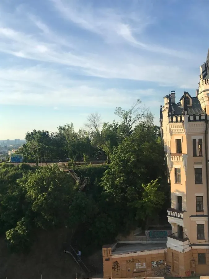 קייב Андреевская Мансарда»У Амура» מלון דירות